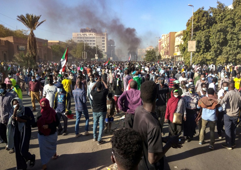 Two TV journalists freed in Sudan after mass street protests