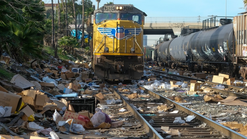 Thieves loot cargo trains in Los Angeles