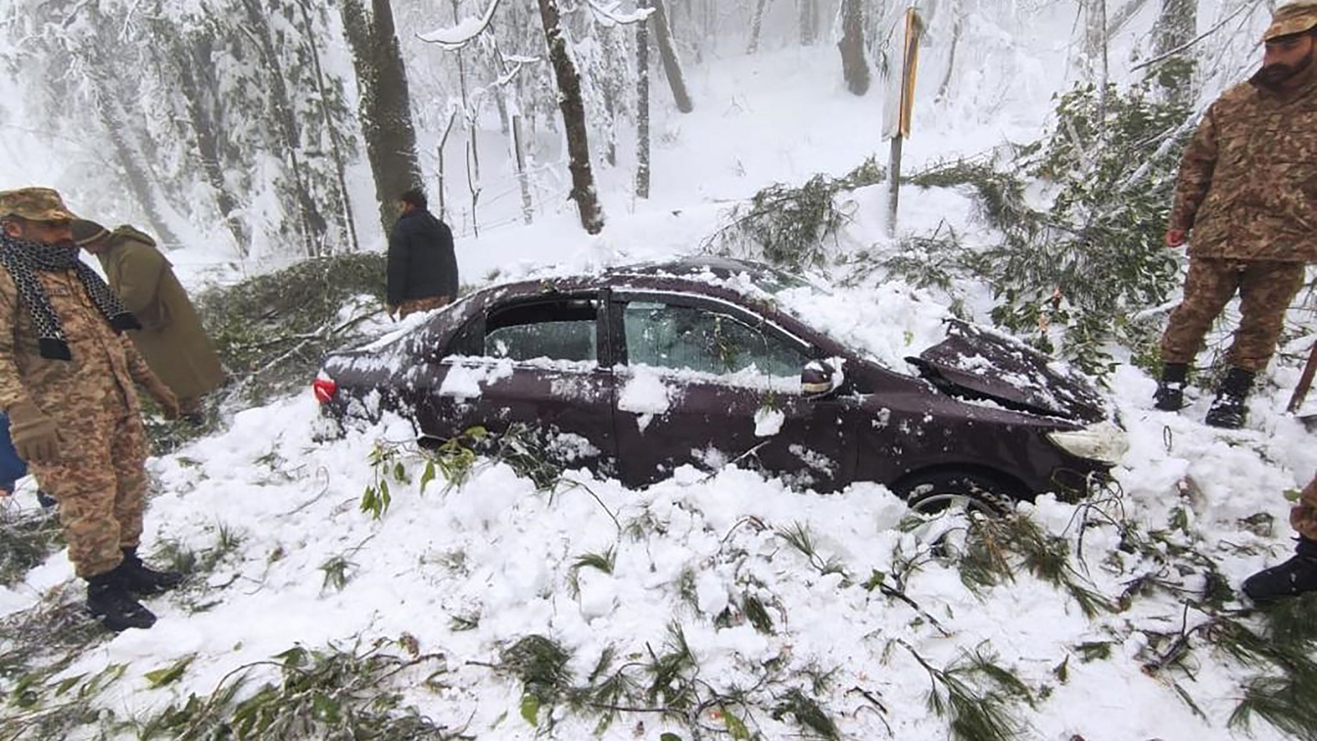 Vehicles trapped in deadly Pakistan snowstorm