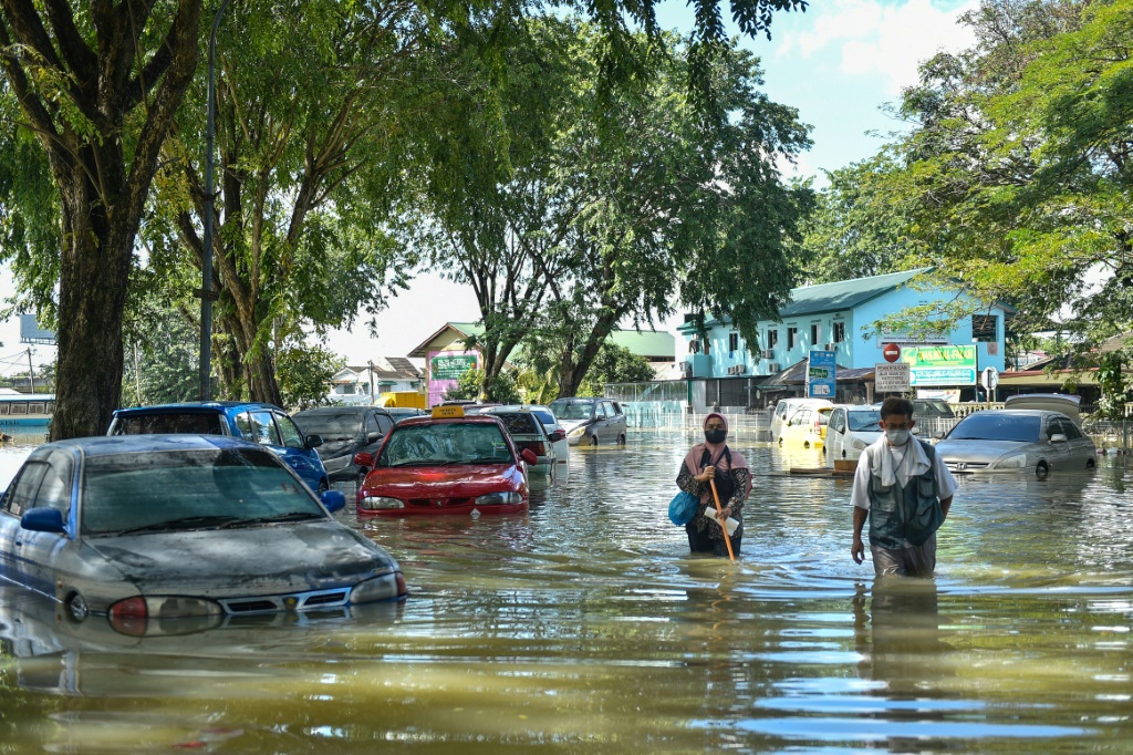 Thousands flee as floods worsen in Malaysia