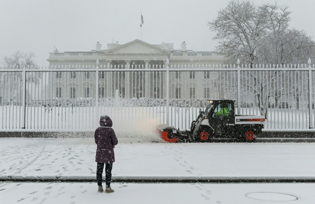 Snow storm batters US east, piling onto holiday chaos