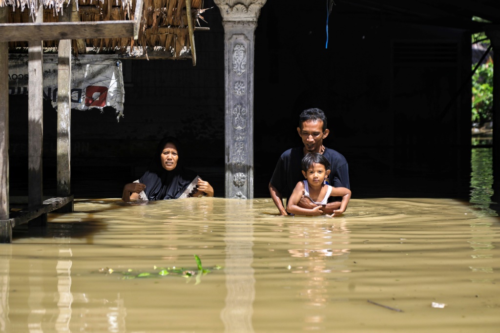 24,000 evacuated, two dead in Indonesian floods