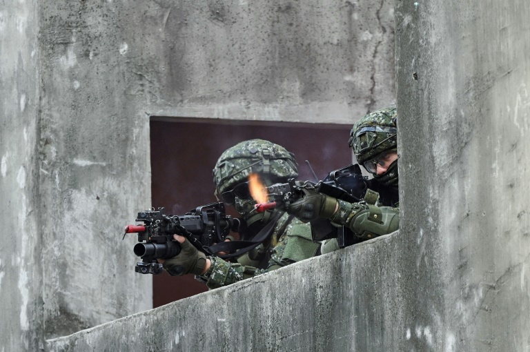 Taiwan troops simulate urban warfare with China