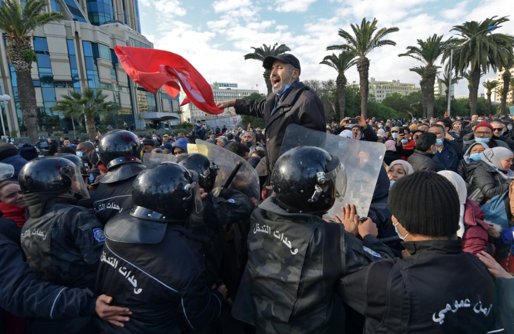 Tunisians defy ban to protest against president