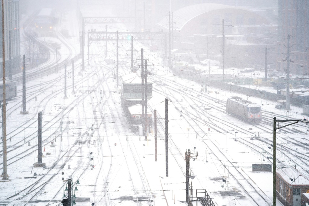 Millions hunker down as storm hits eastern US