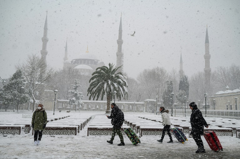 Istanbul airport delays reopening after blizzard