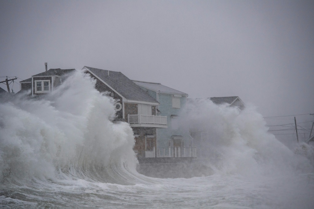 Snow ‘bomb’ unleashes blizzard on eastern US