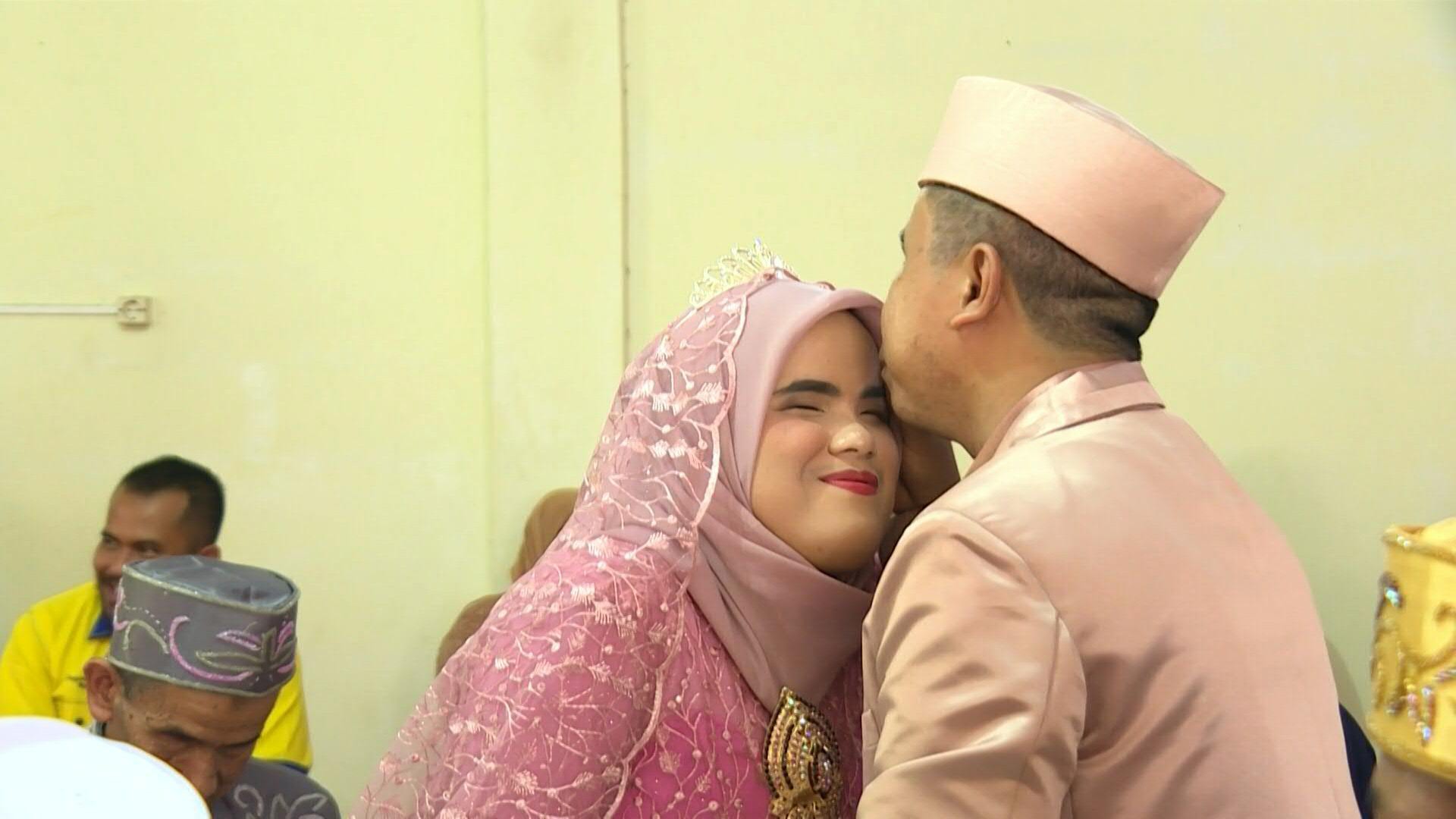 Indonesian blind couples hold mass wedding on 22/2/22