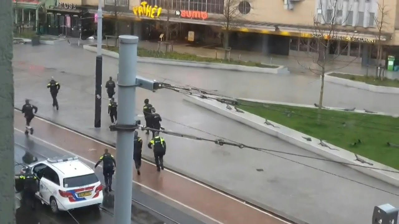 Police rush to scene as hostage situation unfolds in Amsterdam Apple Store