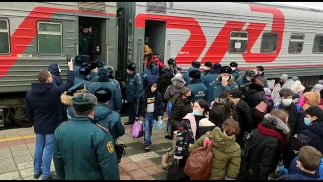 Civilians from separatist Ukrainian republic arrive by train to Russia