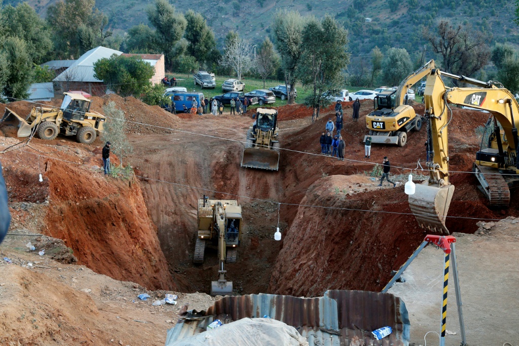 Morocco bid to free boy from well reaches nerve-wracking final stages