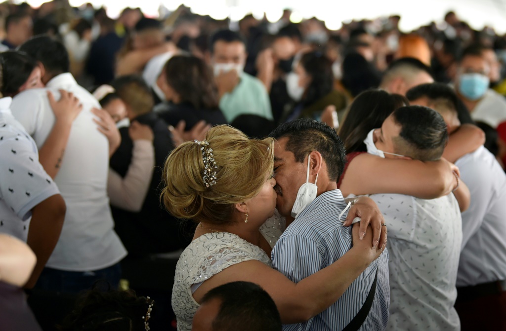 Hundreds wed at Valentine’s Day ceremony in Mexico