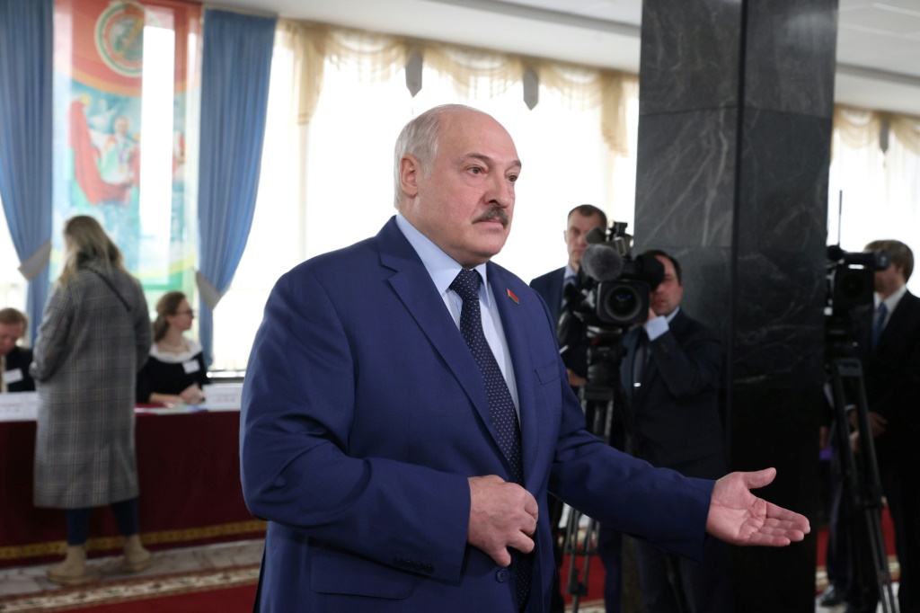 Belarus votes to give up non-nuclear status