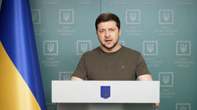 Zelensky calls for new sanctions on Russia’s oil exports