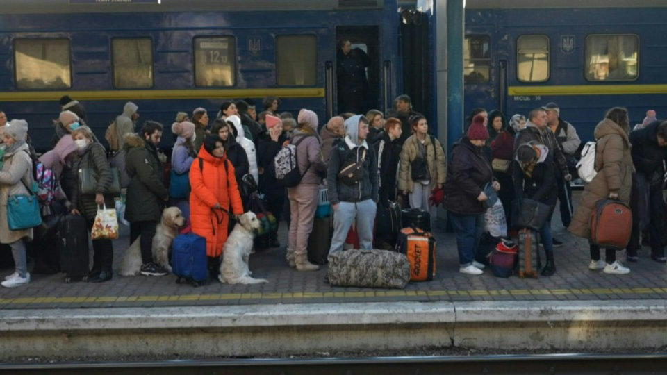 Thousands flood Kyiv train station in bid to flee Ukraine capital