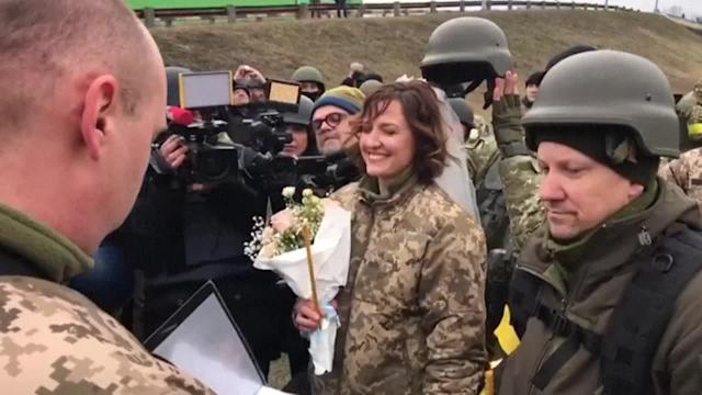 Ukrainian soldiers tie the knot in Kyiv amid Russian invasion