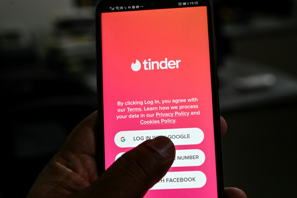 Tinder lets users run background checks before dates