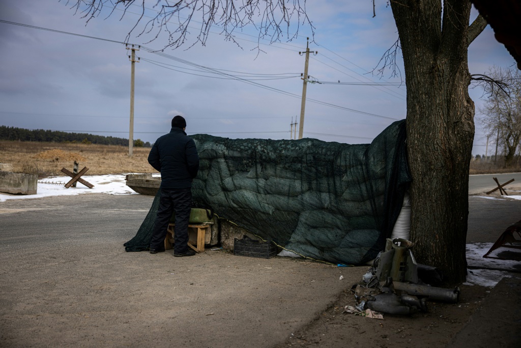 Russian tanks advance towards Kyiv from east