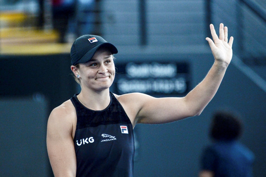 World tennis No.1 Ashleigh Barty announces shock retirement