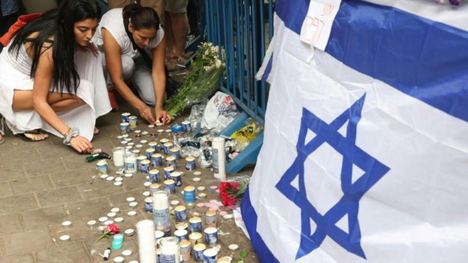 Israelis light candles at site of shooting in Tel Aviv