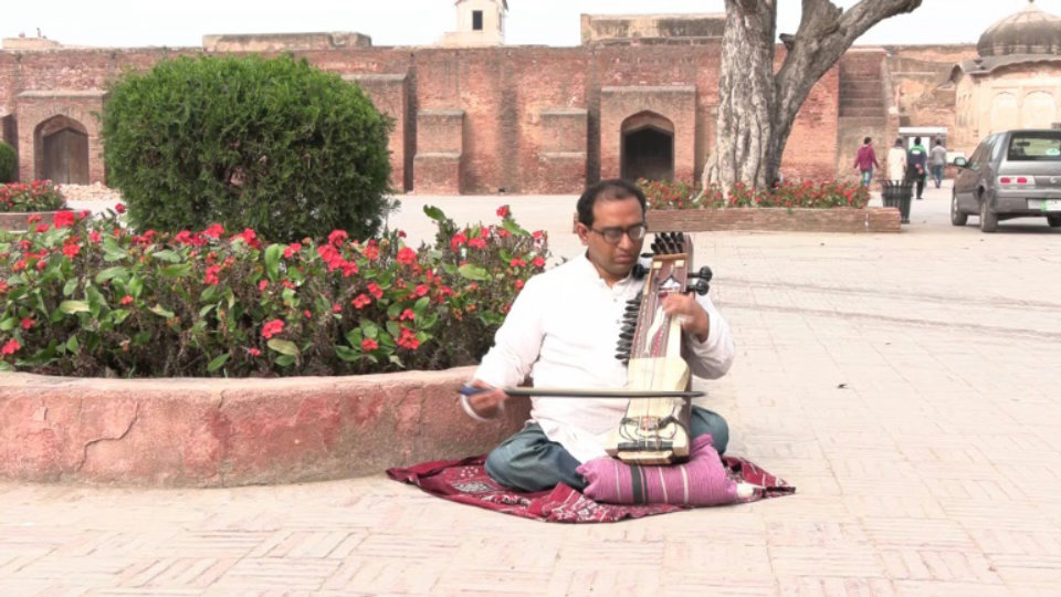 Sound of the sarangi at risk of fading away in Pakistan