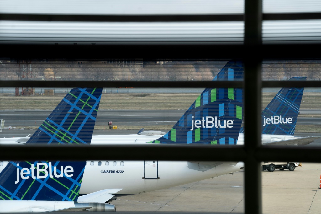 JetBlue seeks to buy Spirit Airlines, threatening Frontier deal