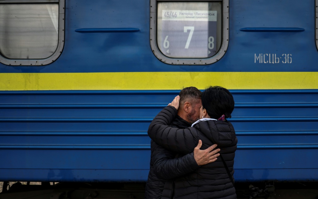 UN warns of trafficking as 40,000 more flee Ukraine