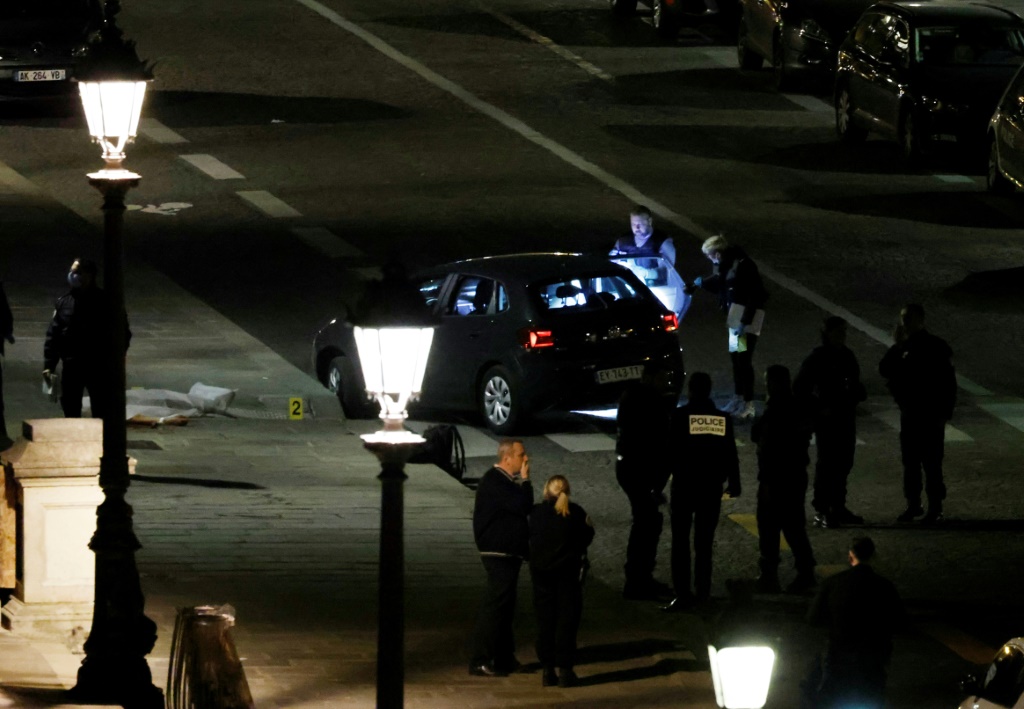 Paris officers shoot and kill two in car: police