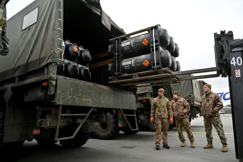 US ships artillery to Ukraine to destroy Russian firepower