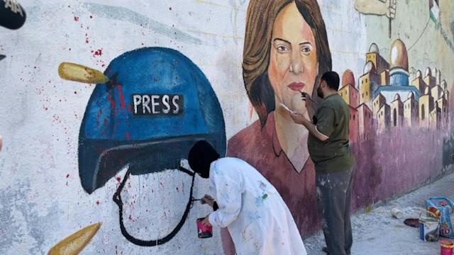 Gaza artists paint mural in honour of slain Al Jazeera journalist