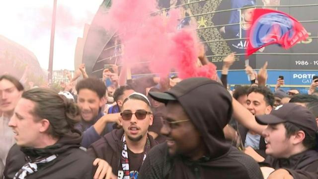 Football: PSG fans celebrate Mbappé’s extension