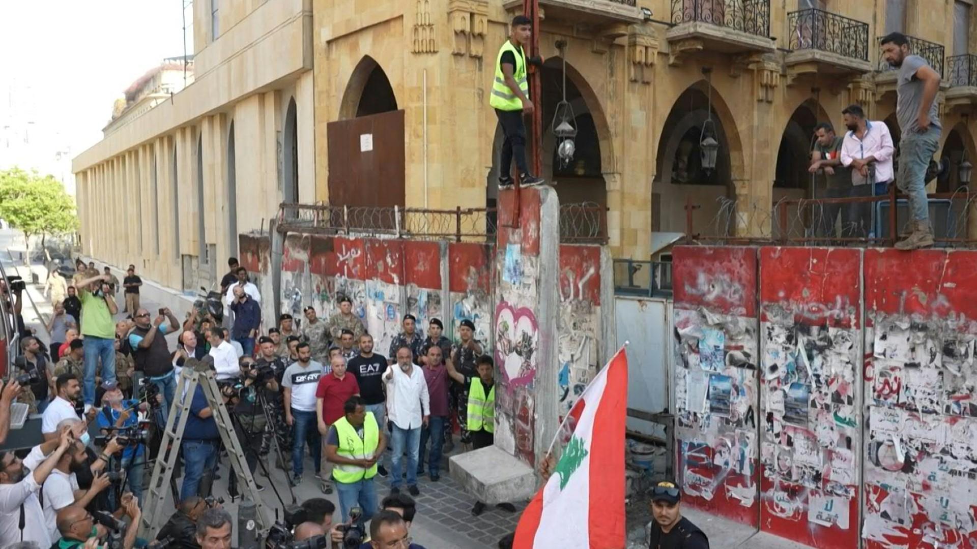 Lebanese authorities begin removing wall blocking access to parliament