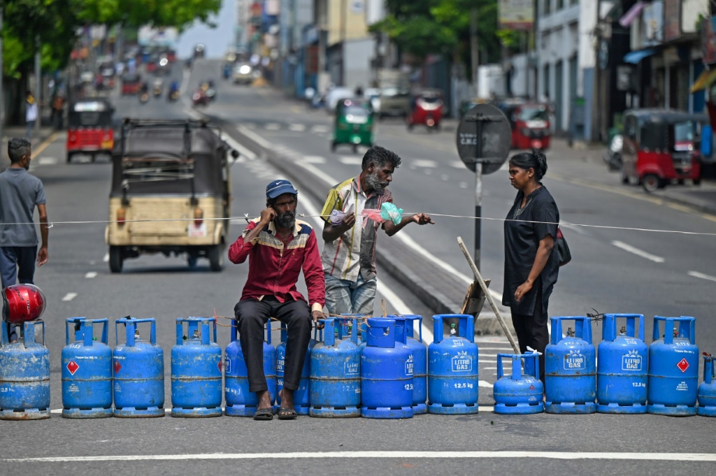 Crowds jeer Sri Lankan PM on rare outing