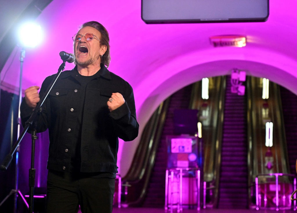 U2’s Bono puts on ‘freedom’ show in Kyiv metro