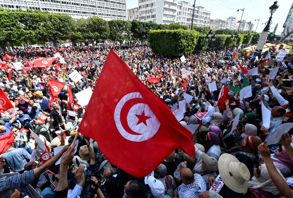 2,000 attend new Tunisia opposition alliance demo