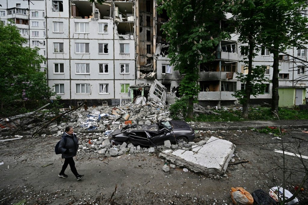 In a bombed-out building, Ukraine investigators take stock