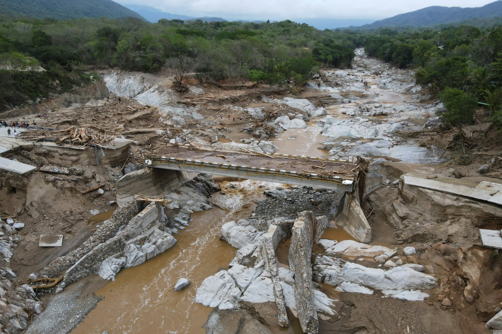 11 dead, 22 missing after Hurricane Agatha hits Mexico