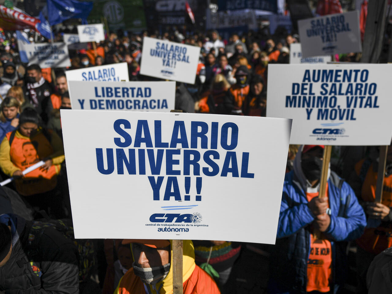 Thousands protest to demand universal living wage in Argentina