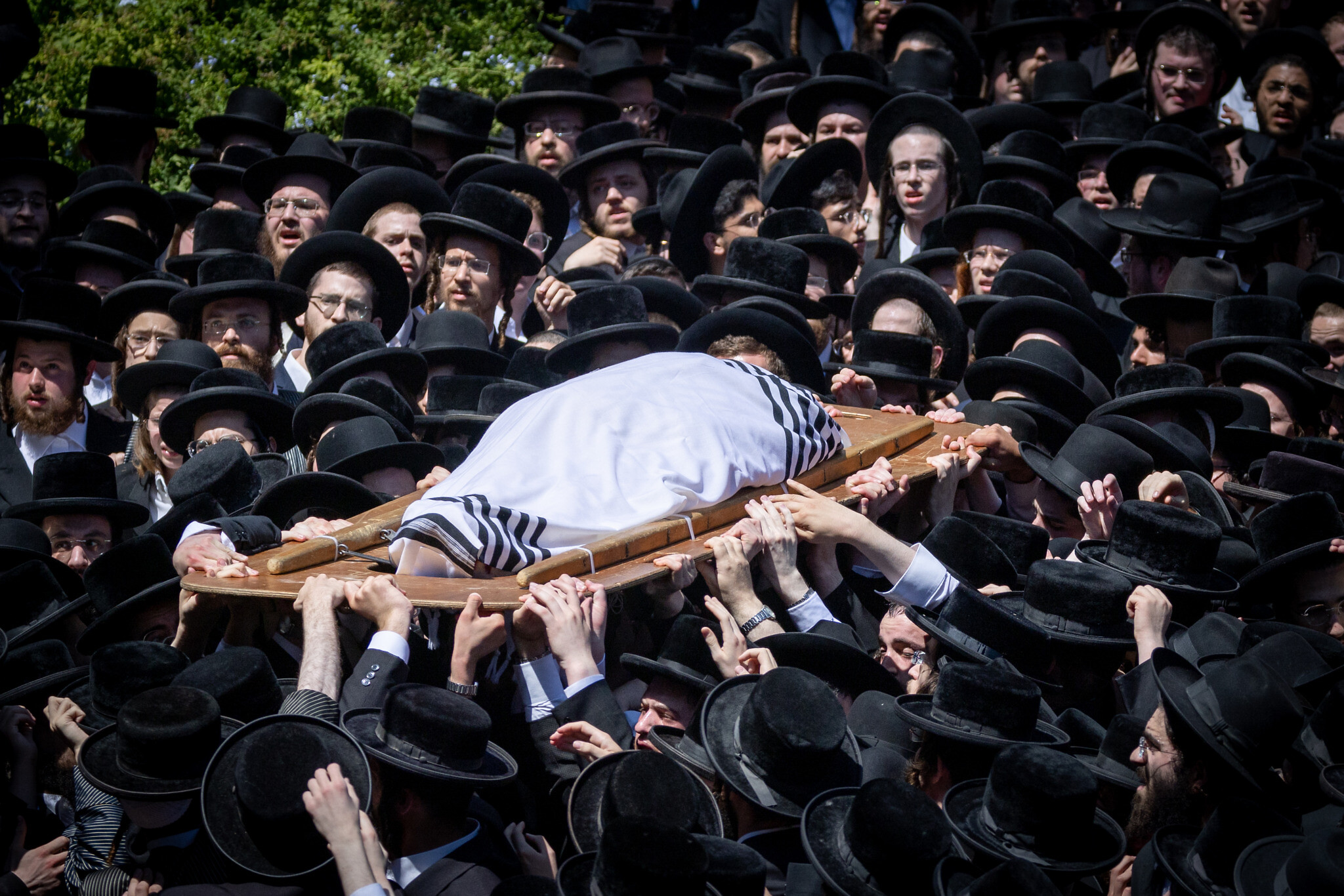 Thousands attend funeral of prominent Rabbi Weiss in Jerusalem