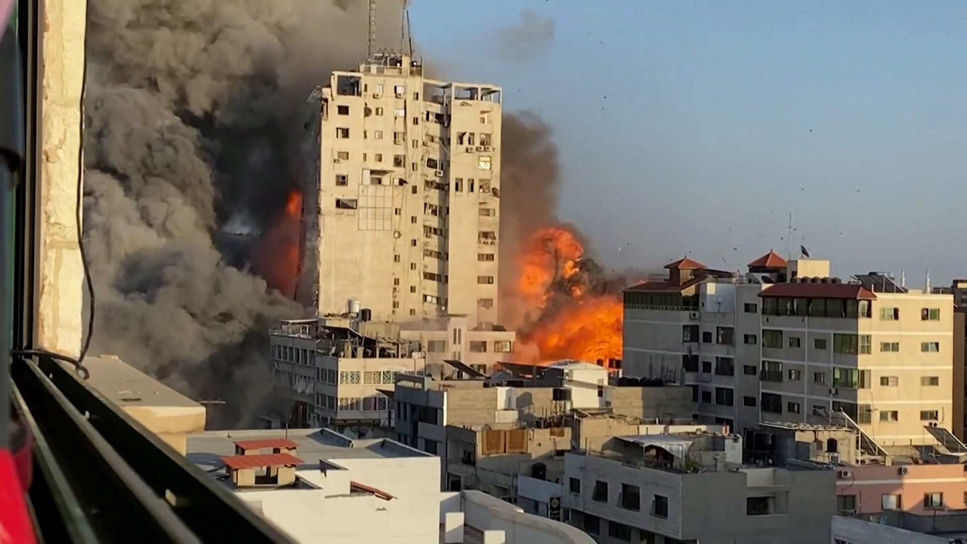 Images show moment of Israeli air strike on building in Gaza