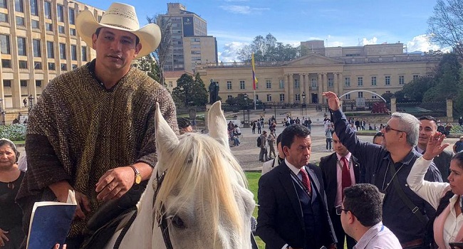 Colombian senator rides into Congress on horseback