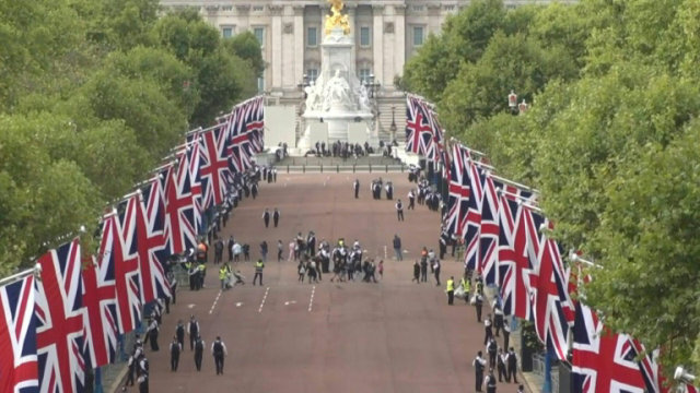 Scenes outside Buckingham Palace as crowds wait for procession of the Queen’s coffin