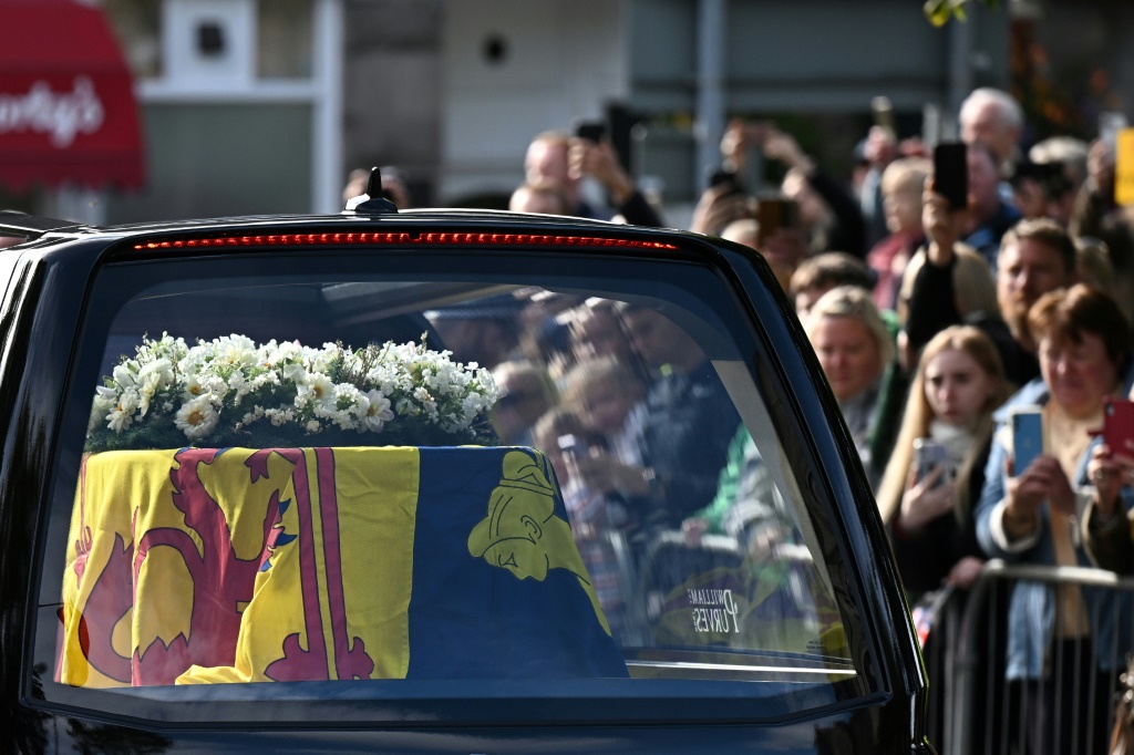 Queen’s coffin arrives in Edinburgh on solemn final journey