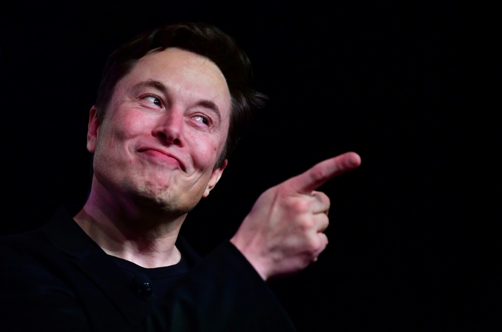 Twitter owner Musk signals new ‘war’ against Apple