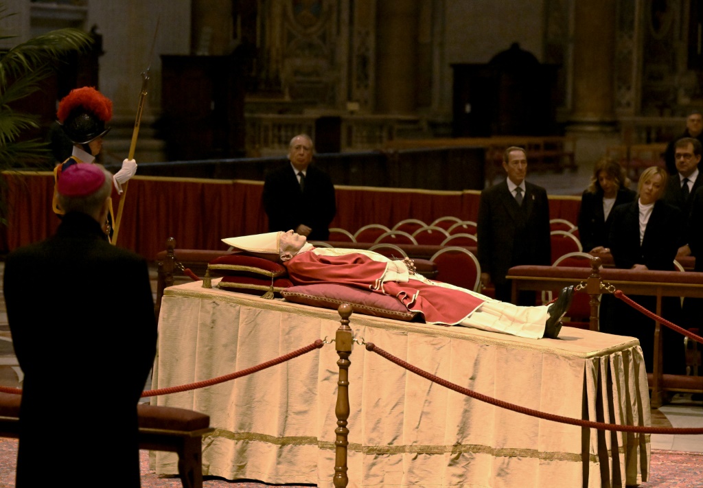 Tens of thousands queue to pay tribute to ex-pope Benedict