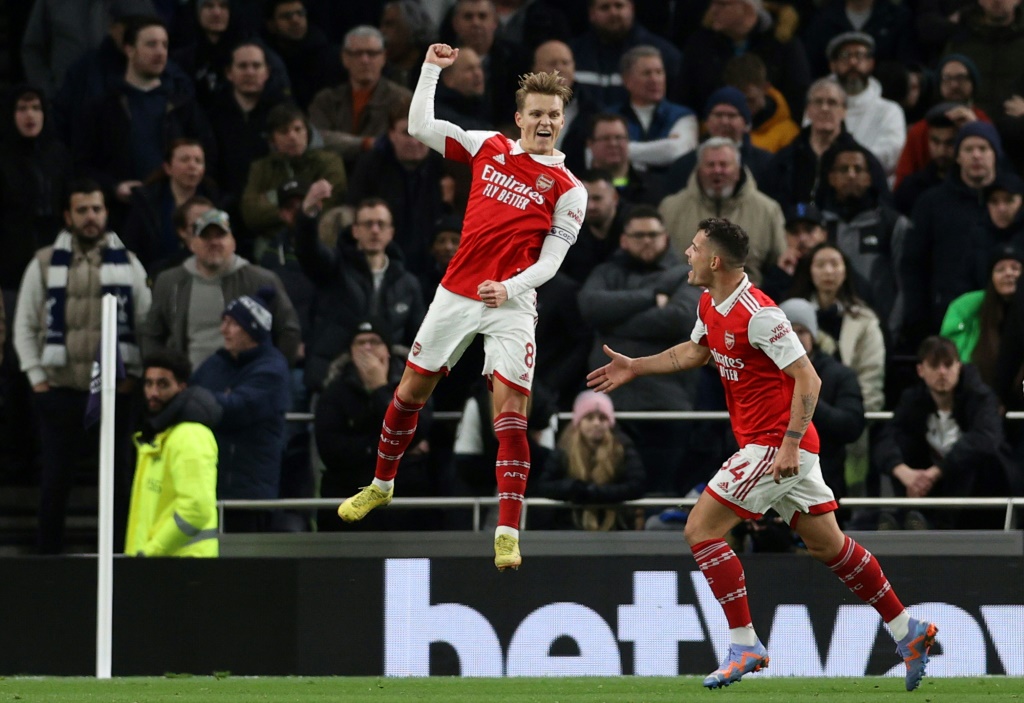 Arsenal sink Spurs to move eight clear, Chelsea ease pressure on Potter