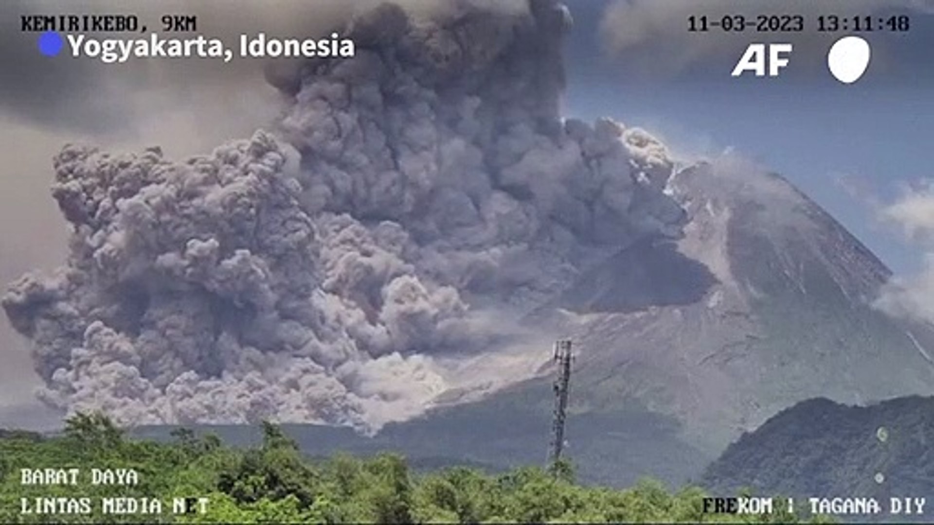 Indonesian tourists flee Mount Merapi’s eruption