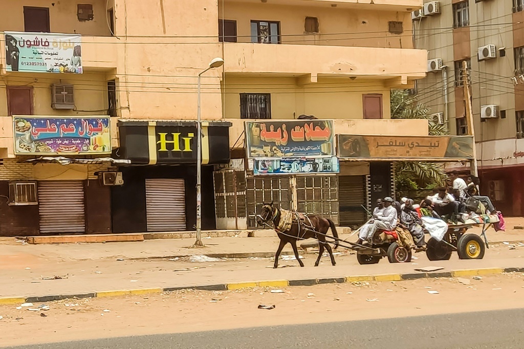 Sudanese struggle to survive as cash sources dry up