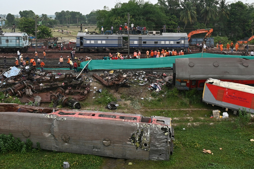 Trains resume service 51 hours after deadly India crash