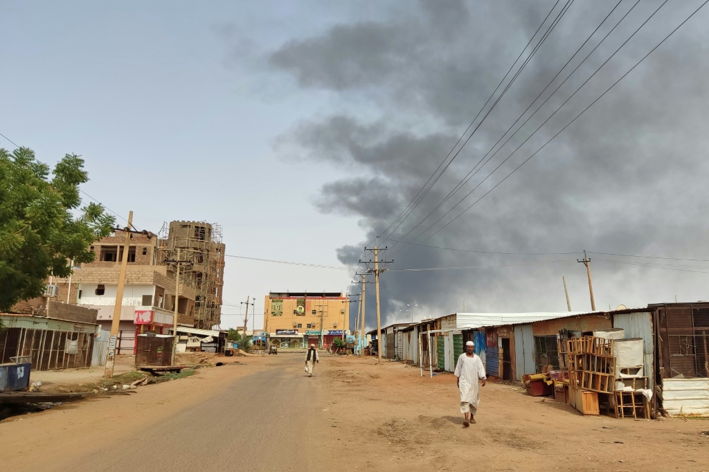 Blasts in Khartoum as army renews call for volunteers